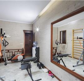5 bedroom bayside villa with pool near Kotor, sleeps 12